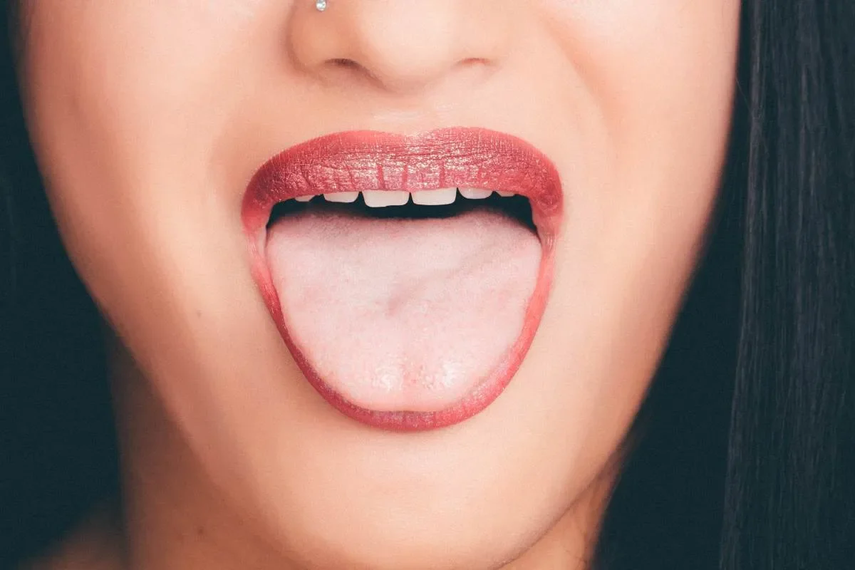 Bouton sur la langue : remède naturel à essayer