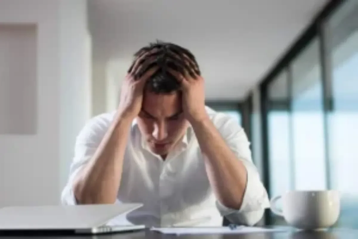 Fourmillement dans la tête : causes et solutions